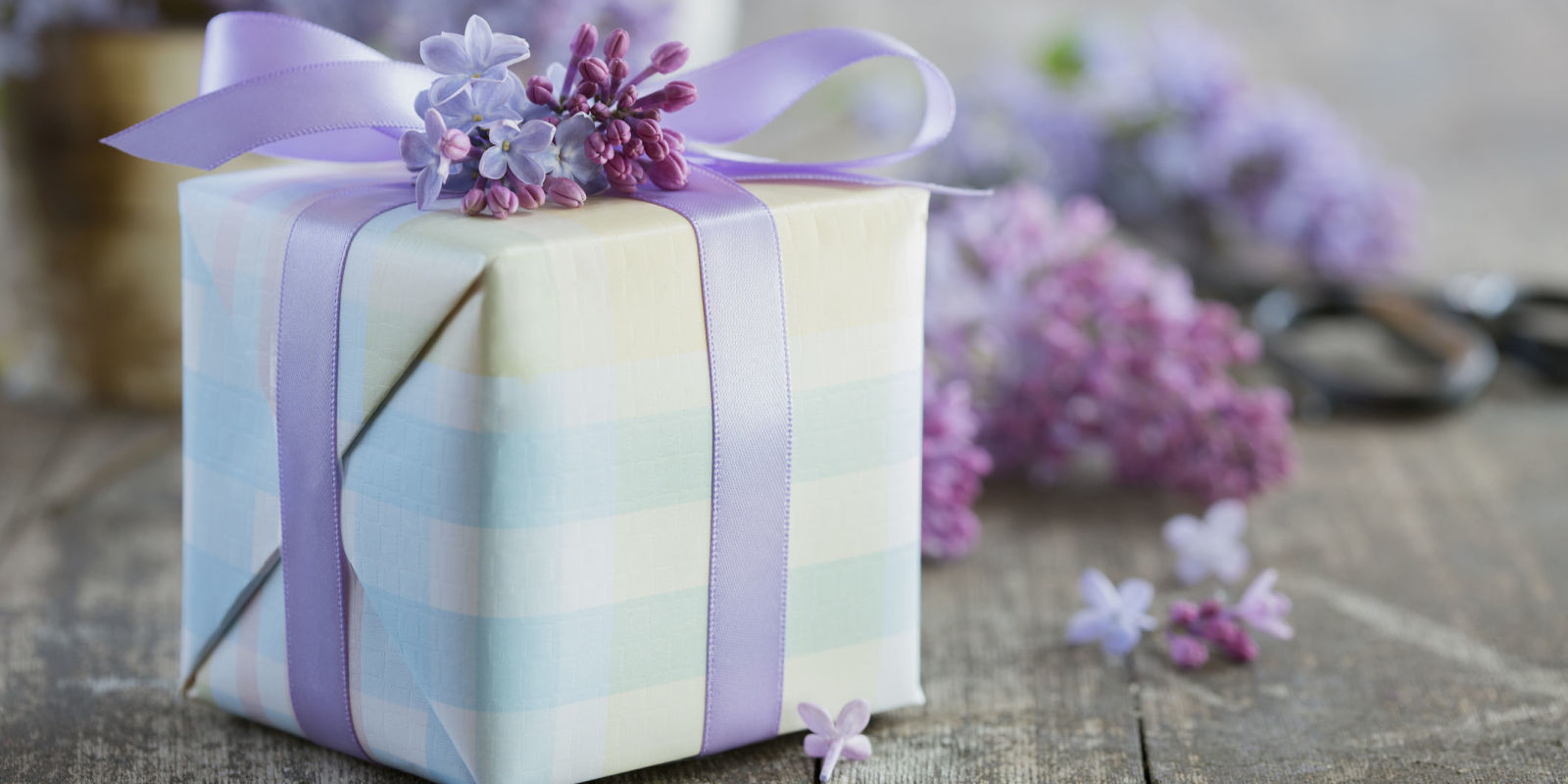 How Much to Spend on a Wedding Gift - Wedding Guest Etiquette