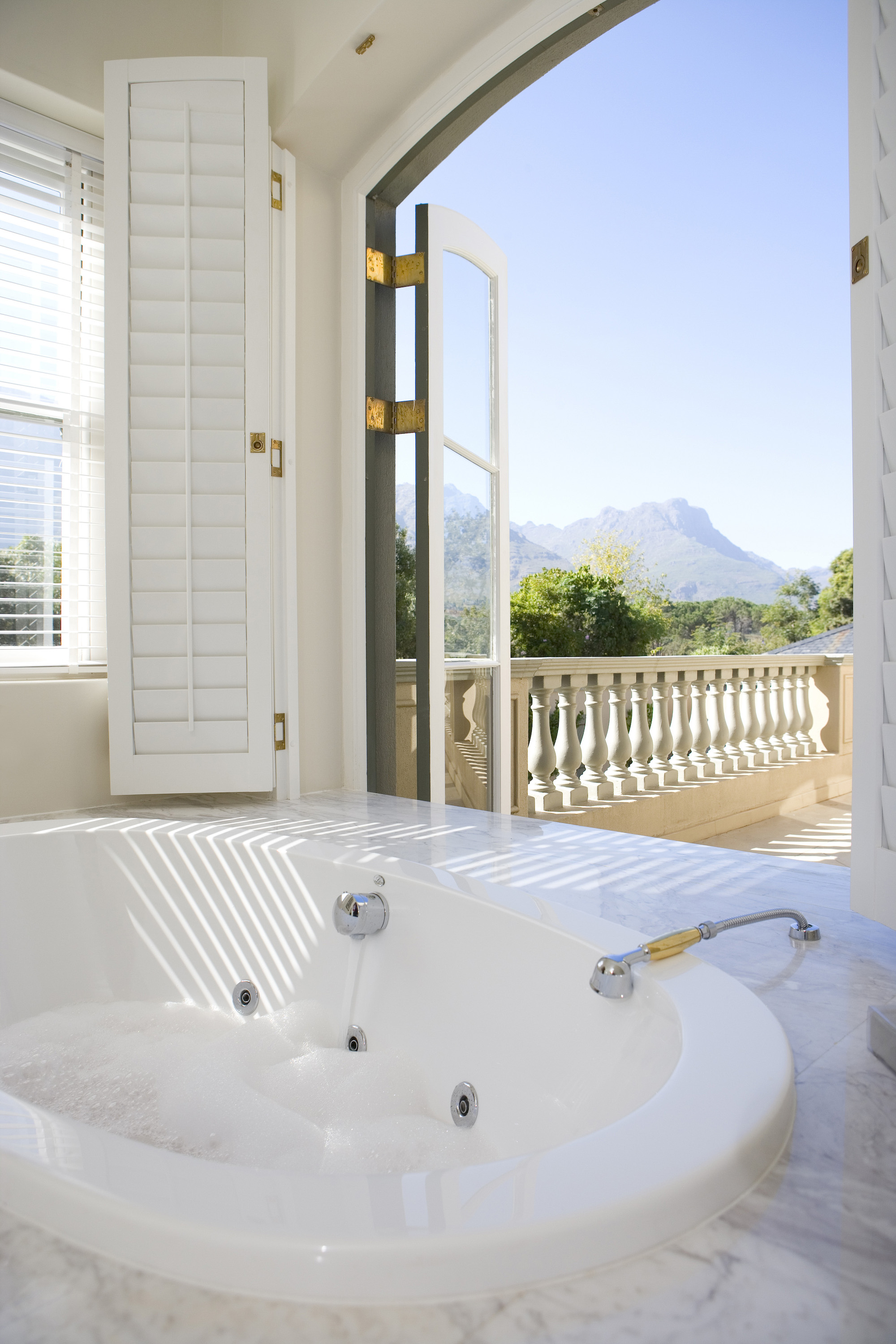 10 Best Ways To Take A Bubble Bath - Homemade Bubble Bath Tips